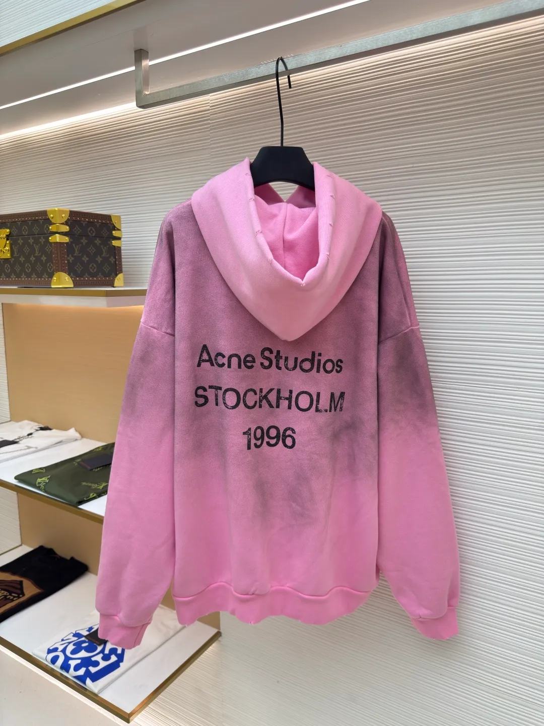 Acne Studios 1996 distressed printed hooded sweatshirt ●Authentic product: Purchased and developed for 2199 ●Item number: 1680618-A85 ●Fabric: pure cotton fabric ●Technology: printing production ●Version: loose fit ●Weight: about 855 grams ●Size: S-M-L-XL ●Description: The fabric is made of custom-made pure cotton, washed with distressed and dirty gradient techniques, printed on the back, and the overall wiring is straight and delicate. The fabric is comfortable and soft, with consistent colors and no color difference. It can be matched with the same style to create a fashionable look and control various occasions. Customized accessories, complete with three standards, same style for men and women!
